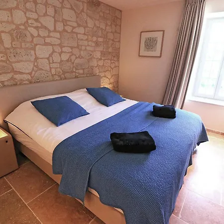 Apartment In Villeseque With Pool And Garden, Cleaning Included דירה